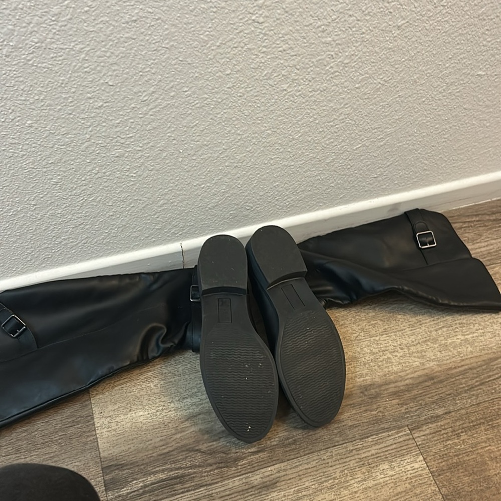 Women’s long boots black gently used - Picture 4 of 5